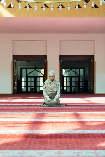 Мусульманська жінка молиться в мечеті — стокове фото