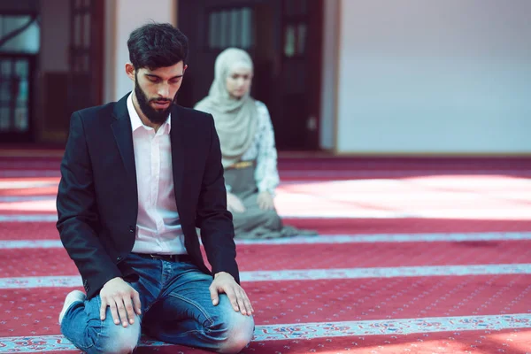 Man and woman praying in mosque — Stock Photo, Image