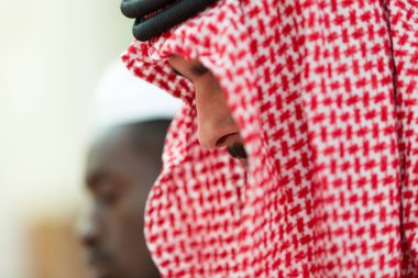 İki dini Müslüman adam dua