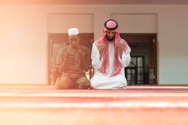 İki dini Müslüman adam dua