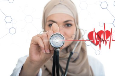 Arap kadın doktor stetoskop ile gülümseyen