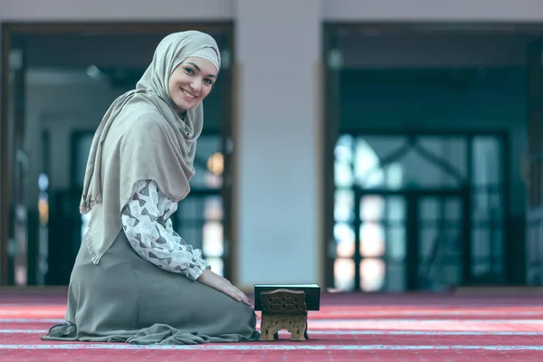 Muslim wanita membaca koran — Stok Foto