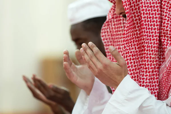 Dois muçulmanos religiosos rezando — Fotografia de Stock