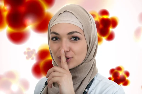 Мусульманин з хіджабом лікар показує знак тиші — стокове фото