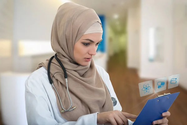 Preocupado musulmán médico femenino — Foto de Stock