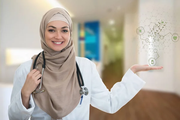 Μουσουλμανική γυναίκα γιατρό κρατώντας πινακίδα μόρια — Φωτογραφία Αρχείου