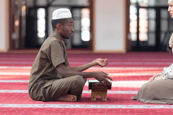 Homem e mulher muçulmanos rezando — Fotografia de Stock