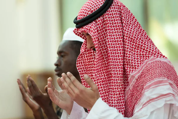 Twee religieuze moslimmannen bidden — Stockfoto