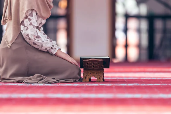 Muslimische Frau liest Koran — Stockfoto