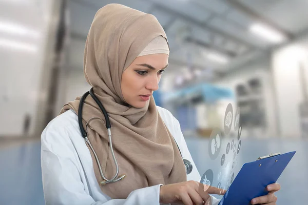 Preoccupato musulmano medico femminile — Foto Stock