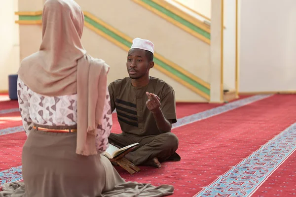Muslim pria dan wanita berdoa — Stok Foto