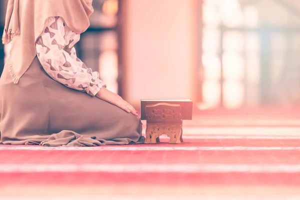 Muslim woman reading koran — Stock Photo, Image