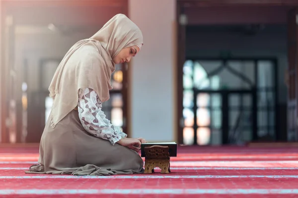 イスラム教徒の女性がコーランを読む — ストック写真