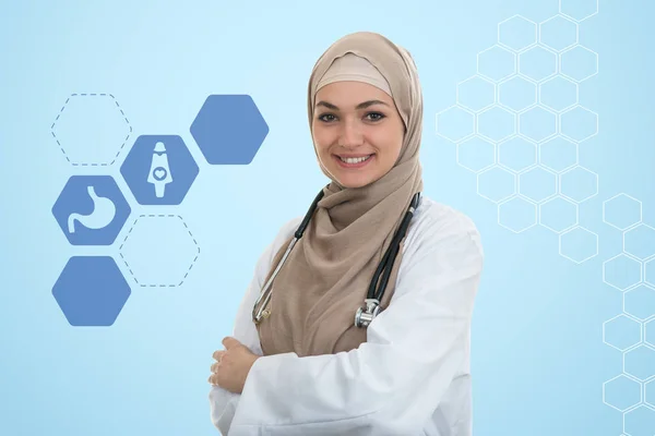 Femme arabe médecin souriant avec stéthoscope — Photo