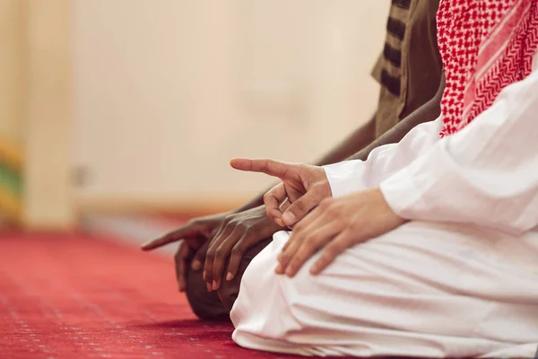 Dwóch zakonów męskich Muzułmanin modli się — Zdjęcie stockowe