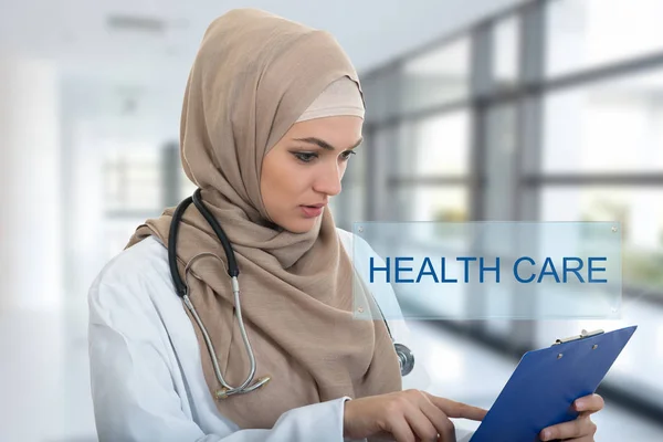 Muzułmańskich kobiet lekarz trzymając spinacza — Zdjęcie stockowe