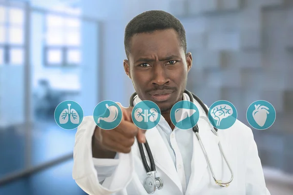 Африканський чорний чоловічий лікар зі стетоскопом — стокове фото