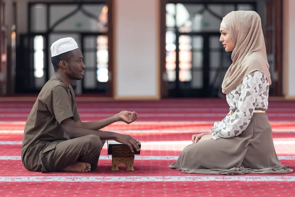 Muslim pria dan wanita berdoa — Stok Foto