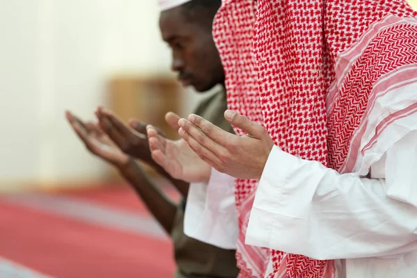 Δύο θρησκευτικά μουσουλμάνοι άνδρες που προσεύχεται — Φωτογραφία Αρχείου