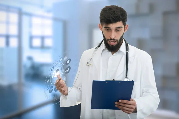 Doctor masculino de pie con carpeta — Foto de Stock