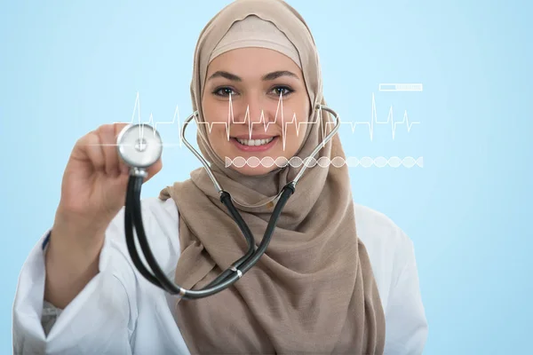 Doctor mujer árabe sonriendo con estetoscopio — Foto de Stock