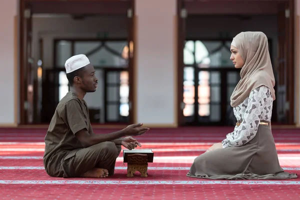 Мусульманська чоловік і жінка молитися — стокове фото