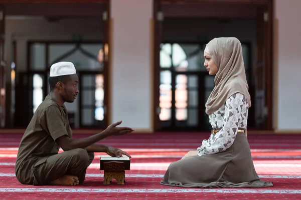 Homem e mulher muçulmanos rezando — Fotografia de Stock