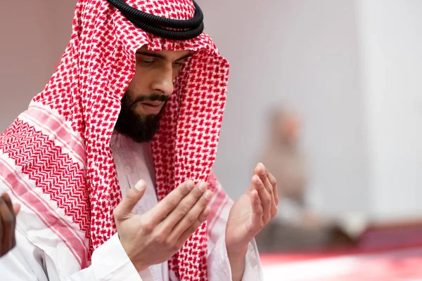 Religioso musulmano che prega — Foto Stock