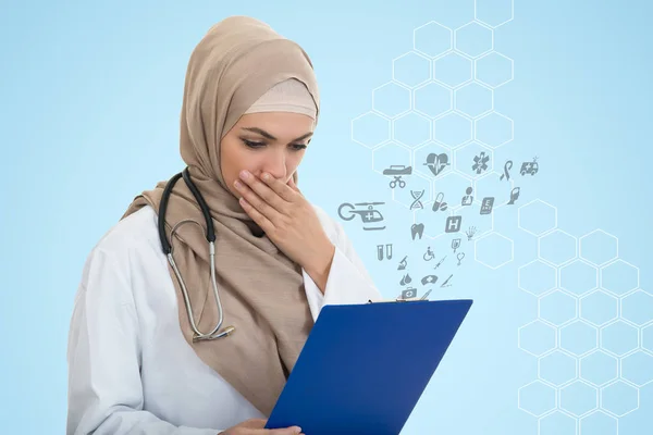 Preocupado musulmán médico femenino — Foto de Stock