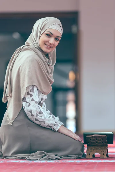 Moslimvrouw lezen van de koran — Stockfoto