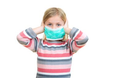 Güzel kız hasta çocuk için maske tarafından grip korumak.