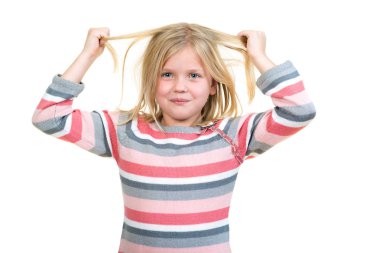 onun ele avuca sığmaz, karışık uzun saçlı tutan kız 