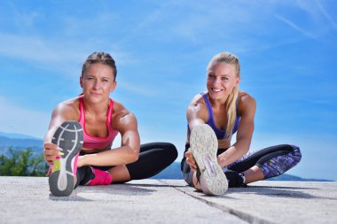 Bir parkta uzanan iki güzel kadın 