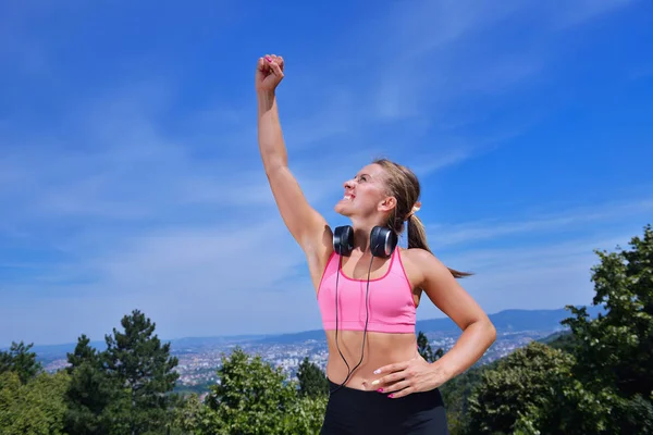 Kadın kavramı kulaklık ile kazanan başarılı fitness. — Stok fotoğraf