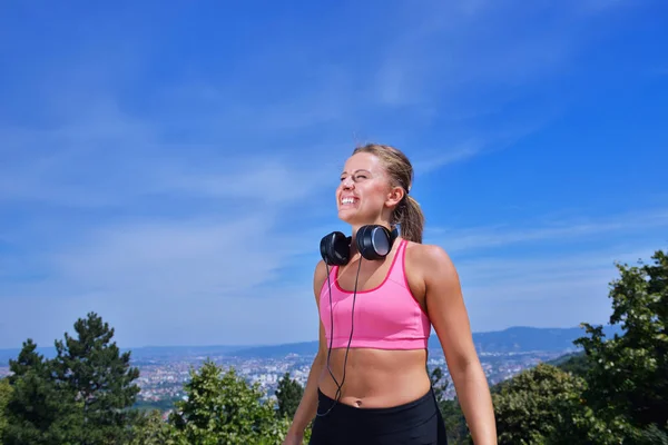 Kadın kavramı kulaklık ile kazanan başarılı fitness. — Stok fotoğraf