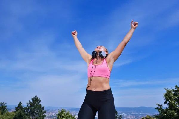 Framgång fitness vinna kvinna koncept med hörlurar. — Stockfoto
