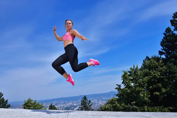 Mujer joven saltando en el parque — Foto de Stock