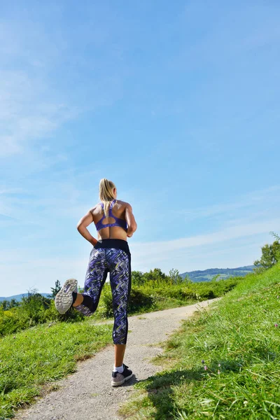 Jong meisje runner joggen op een hoogteweg — Stockfoto