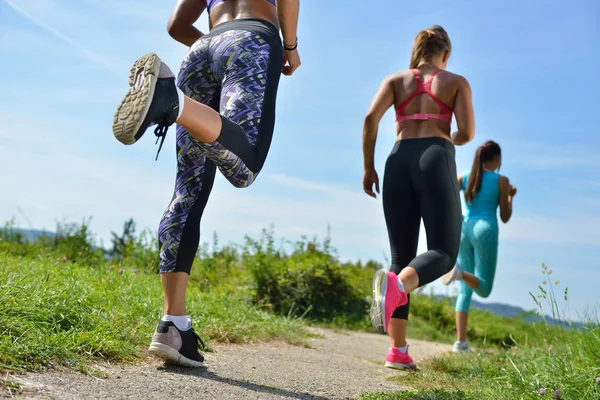 Três Joggers correndo juntos ao ar livre — Fotografia de Stock