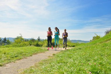 Açık havada birlikte çalışan üç Joggers