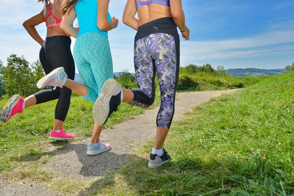 Três Joggers correndo juntos ao ar livre — Fotografia de Stock