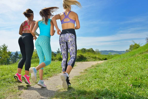 Três Joggers correndo juntos ao ar livre — Fotografia de Stock