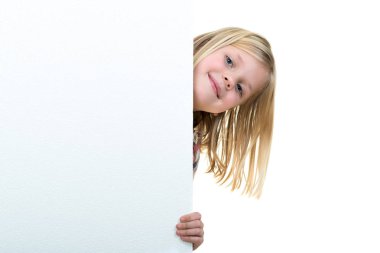 Sevimli sarışın kız boş bir tabela holding