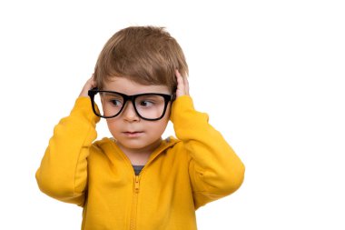 Gözlüklü şirin okul çocuğu 