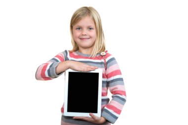 tablet ile küçük ayakta kız 