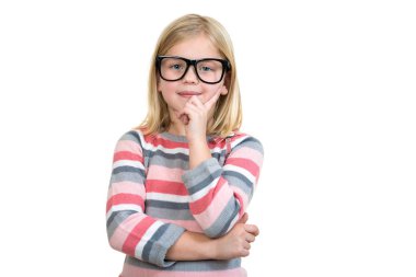 Düşünme gözlüklü şirin çocuk 