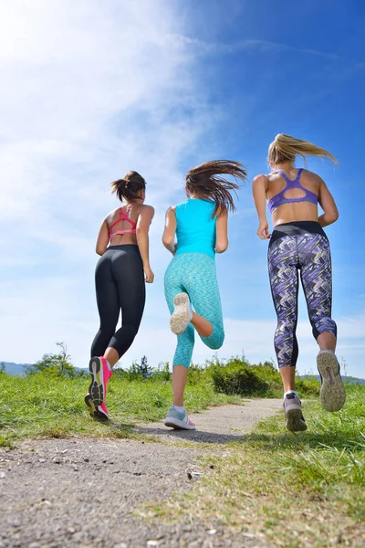 Три бегуньи на улице — стоковое фото