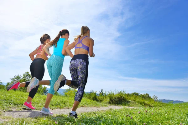 Três joggers femininos ao ar livre — Fotografia de Stock