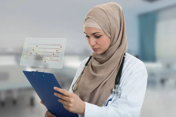 Sonriente seguro médico musulmán — Foto de Stock