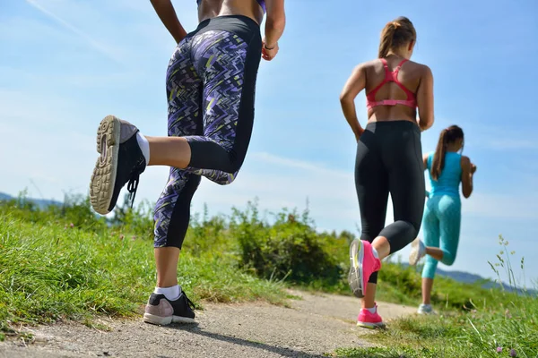 Três joggers femininos ao ar livre — Fotografia de Stock